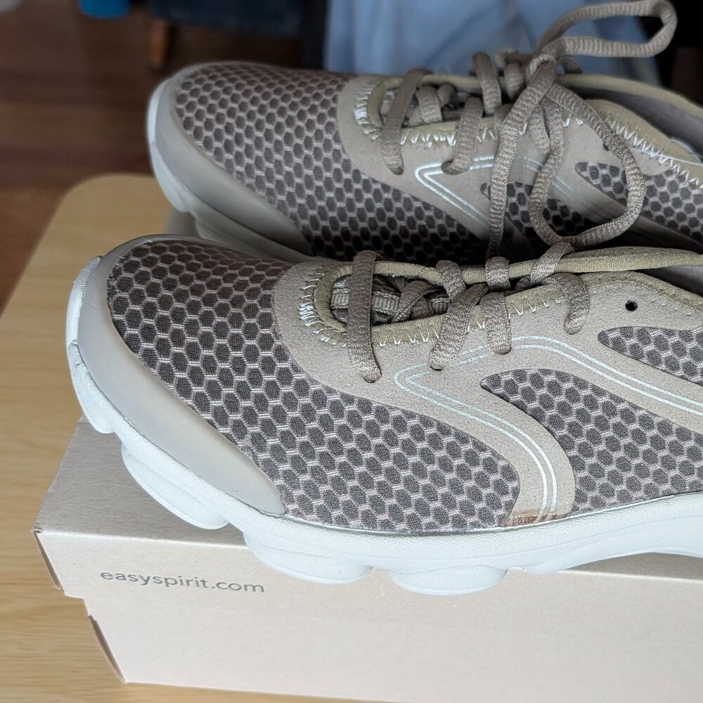 Easy Spirit Realfast sneakers for women in a size 10 narrow